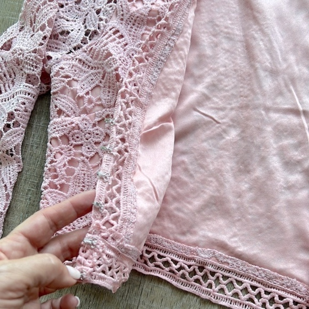 Boohoo Flare Sleeve Plunge Lace Crochet Crop Top size 8 - Picture 6 of 6